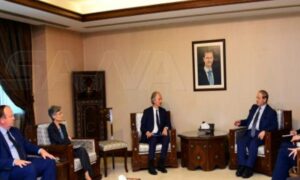 وزير الخارجية السوري فيصل المقداد والمبعوث الأممي إلى سوريا غير بيدرسون خلال لقائهما في دمشق_ 22 من أيار 2022 (سانا)