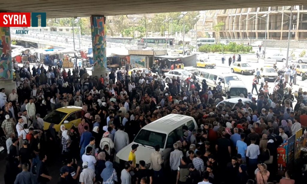 تجمع لذوي المعتقلين في جسر "الرئيس" بدمشق لانتظار خروج ذويهم من المعتقل (وكالة سوريا 1)