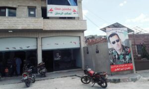 بناء وضع عليه صورة رئيس النظام السوري في مدينة الرستن بريف حمص الشمالي- 25 من أيار 2021 (مجلس مدينة الرستن/ فيس بوك)