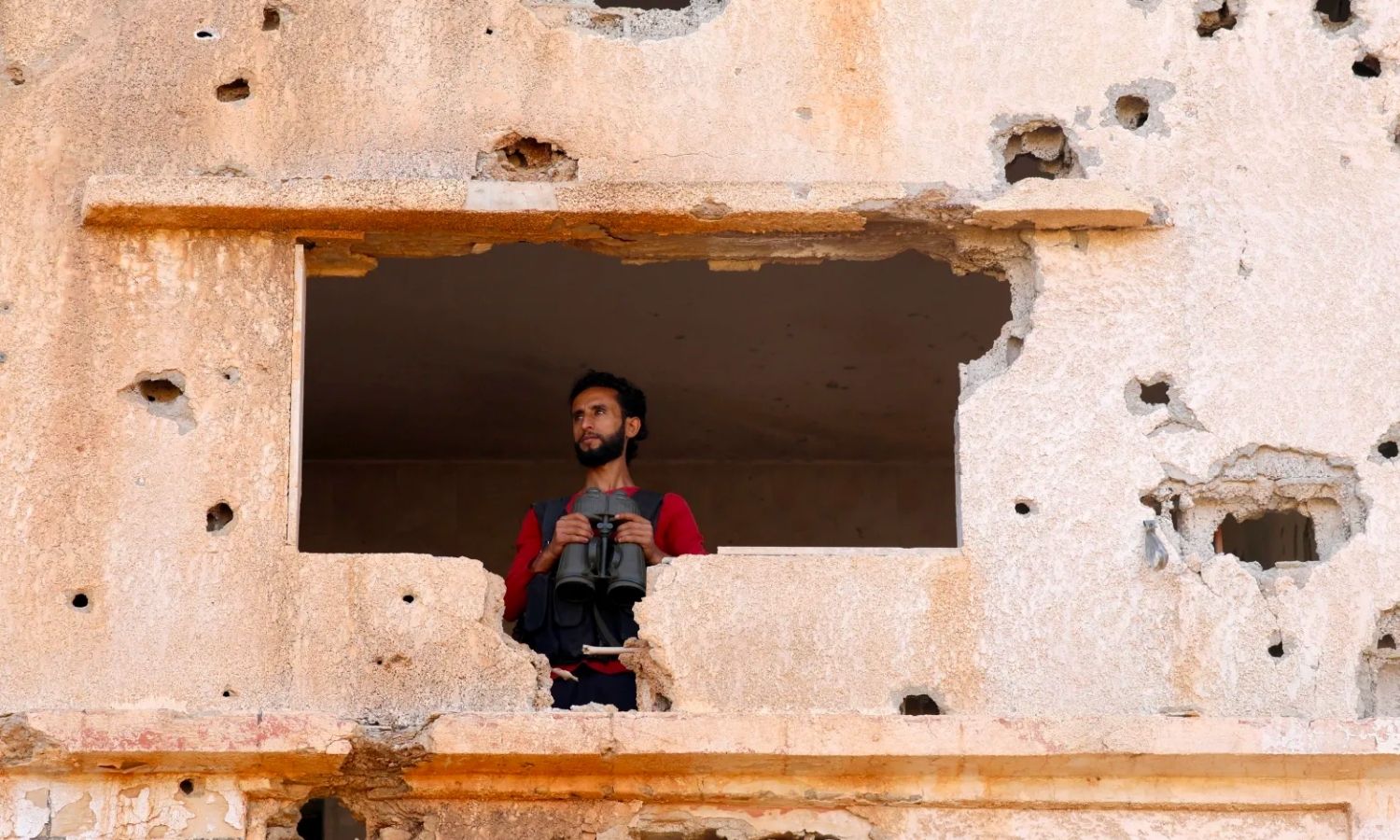 مقاتل في الجيش السوري الحر في بلدة اليادودة بريف درعا - أيار 2018 (رويترز/ علاء فقير)