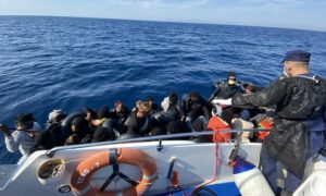 خفر السواحل في تركيا ينقذ مهاجرين غير شرعيين دفعتهم اليونان قبالة ولاية إزمير- 11 من تشرين الأول 2021 (AA Photo)