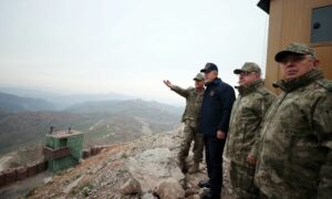 وزير الدفاع التركي خلوصي أكار وجنود أتراك على بعد 10 كيلومترات من مناطق عملية 