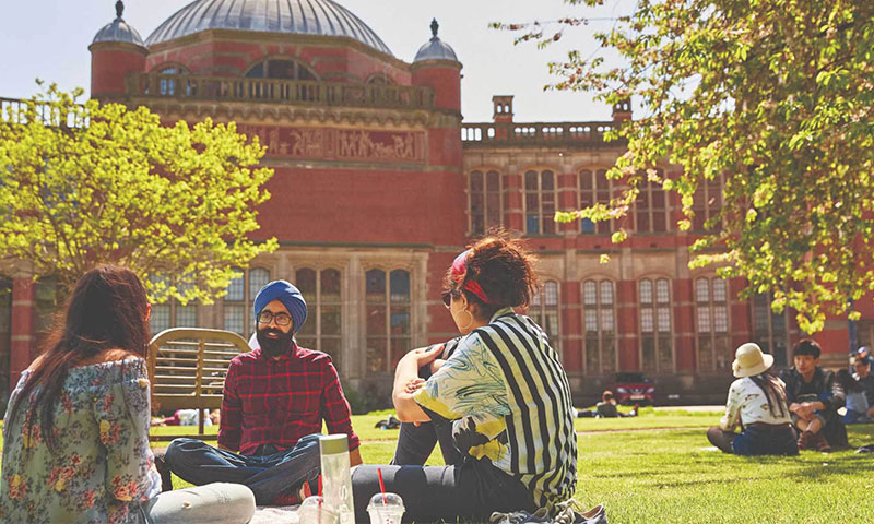 طلاب في "University of Birmingham"- (الموقع الرسمي للجامعة)