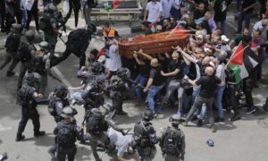 اعتداء قوات الاحتلال الإسرائيلي بالضرب على المشيعين وحاملي نعش الراحلة شيرين أبو عاقلة- 13 من أيار 2022 (أسوشيتد برس)