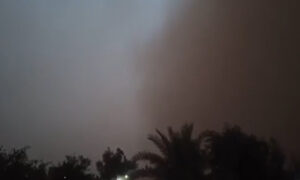 لحظة وصول العاصفة الغبارية إلى أجواء محافظة دير الزور- 22 من أيار 2022 (الأرصاد الجوية السورية/ فيس بوك)