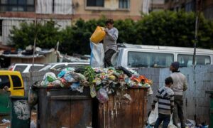 أطفال يبحثون عن الأشياء الثمينة في القمامة المجاورة لسوق في بيروت- 12 نيسان 2021 (AP)