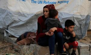 سيدة سورية مع أطفالها من النازحين في مخيم بردرش للاجئين شمال الموصل - 17 تشرين الأول 2019(AP)