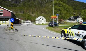 سيارة شرطة في موقع حادثة طعن في بلدة نور بالنرويج - 20 أيار 2022 (AP)