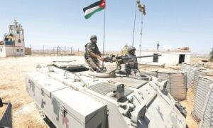 جنديان على آلية تابعة للقوات المسلحة الأردنية يحرسان الحدود الشمالية الأردنية -(رويترز)