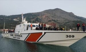 ضبط خفر السواحل التركي 223 مهاجرًا غير نظامي قبالة سواحل ولاية مرسين التركية - 30 أيار 2022 (الأناضول)