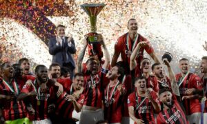 تتويج فريق ايه سي ميلان بطلاُ للدوري الإيطالي للدرجة الأولى 2022 (AFP)