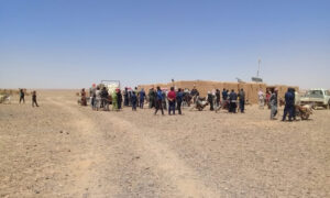تجمع لمدنيين سوريين في مخيم الركبان على الحدود السورية- الأردنية- 20 أيار 2022 (مخيم الركبان/ فيس بوك)