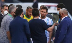 لاعبون وإداريون في المنتخب البرازيلي والأرجنتيني- 5 من أيلول 2021 (رويترز)