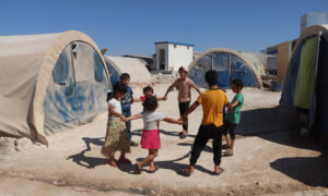 أطفال سوريون في أحد مخيمات اللاجئين السوريين شمال غربي سوريا (الدفاع المدني السوري)