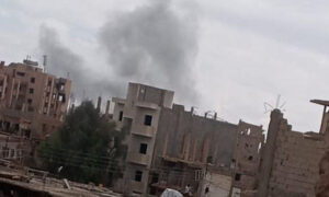 تصاعد الدخان إثر قصف جوي مجهول تعرضت له مدينة دير الزور في مناطق نفوذ النظام السوري- 7 من أيار 2022 (نهر ميديا/ تيلجرام)