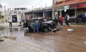 سيارة عنصر من قوات النظام استهدفت بعبوة ناسفة بمدينة إزرع شمالي درعا- 1 أيار 2022 (مجلس مدينة إزرع/ فيس بوك)