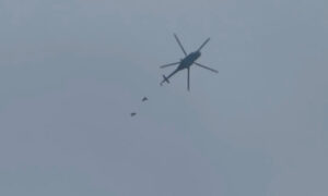 طائرة مروحية تابعة لقوات النظام تلقي براميل متفجرة على مدينة داريا في العاصمة دمشق- شباط 2014 (SyrianZero/ يوتيوب)