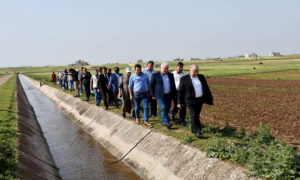 وفد من حكومة النظام السوري يزور قناة الري التي اقتُتحت بتمويل من الأمم المتحدة في محافظة حمص- 29 نيسان 2022 (صحيفة العروبة)