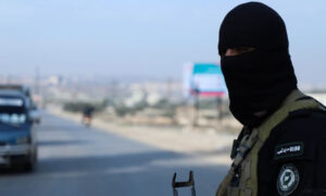 عنصر من جهاز الأمن العام في إدلب يقف على أحد الحواجز الأمنية شمال غربي سوريا (جهاز الأمن العام)