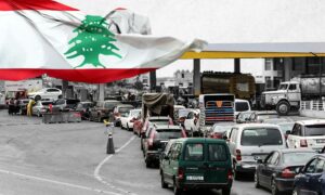 سيارات محتشدة أمام محطة محروقات في لبنان (تعديل عنب بلدي)