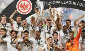 فرحة لاعبي نادي آينتراخت فرانكفورت الألماني بتحقيق لقب بطولة الدوري الأوروبي- 19 من أيار 2022 (UELfinal/ تويتر)
