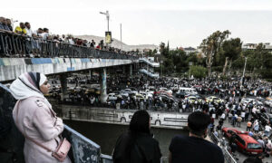 مئات الأشخاص ينتظرون الإفراج عن أقاربهم المعتقلين تحت 