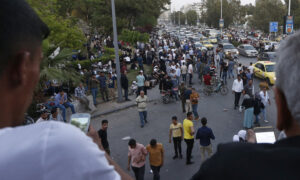 مئات الأشخاص ينتظرون الإفراج عن أقاربهم المعتقلين تحت 