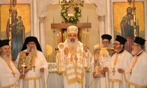 المطران أثناسيوس فهد وعدد من الكهنة من داخل كنيسة "القديس جاورجيوس" (مار جرجس) في مدينة اللاذقية- 27 من نيسان 2022 (مطرانية اللاذقية للروم الأرثوذكس)