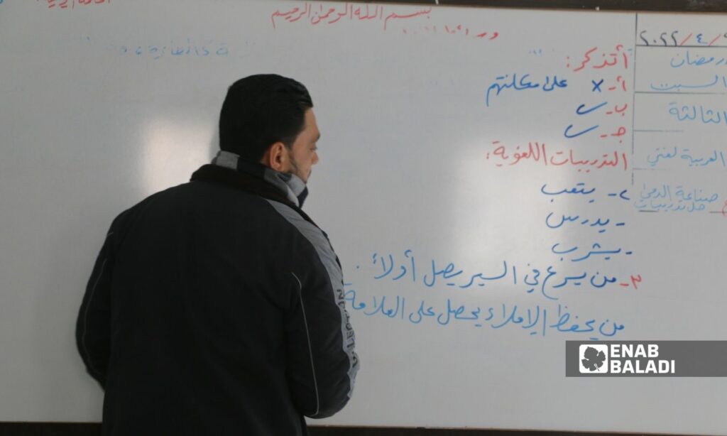 معلم داخل أحد الصفوف في مدرسة بريف إدلب- 9 من نيسان 2022 (عنب بلدي/ إياد عبد الجواد)