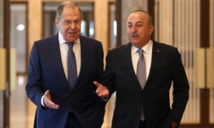 وزير الخارجية الروسي، سيرغي لافروف، ووزير الخارجية التركي، مولود جاويش أوغلو،  8 من حزيران 2022 (الأناضول)
