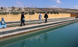 شخصيات محلية وتركية في محطة ضخ المياه في منطقة شران بريف حلب الشمالي التي تغذي مدينة اعزاز بالمياه- 13 من آذار 208 (المجلس المحلي في اعزاز)