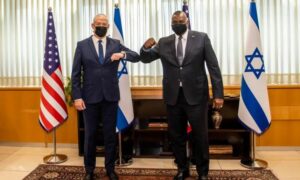 وزير الدفاع الإسرائيلي، بيني غانتس يرحب بنظيره الأمريكي لويد أوستن في إسرائيل 12 من شباط 2021 (جورزاليم يوست)
