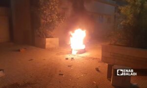 إطارات سيارات تحترق داخل مبنى شركة الكهرباء بمدينة الباب بريف حلب الشرقي- 4 من حزيران 2022 (عنب بلدي/ سراج محمد)