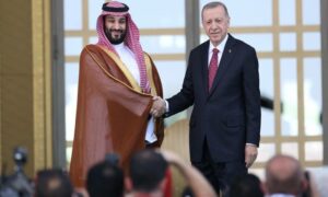 الرئيس التركي رجب طيب أردوغان يصافح ولي العهد السعودي محمد بن سلمان خلال استقباله في أنقرة_ 22 من حزيرن 2022 (الأناضول)