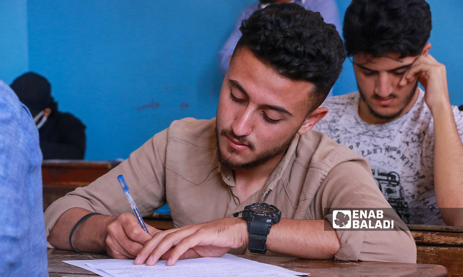 طالب في قاعة الامتحان في مدينة إدلب (عنب بلدي/ أنس الخولي)