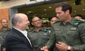 رئيس الحكومة الإسرائيلية نفتالي بينيت برفقة ضباط في جيش الاحتلال الإسرائيلي_ 21 من حزيران (نفتالي بينيت/ تويتر)