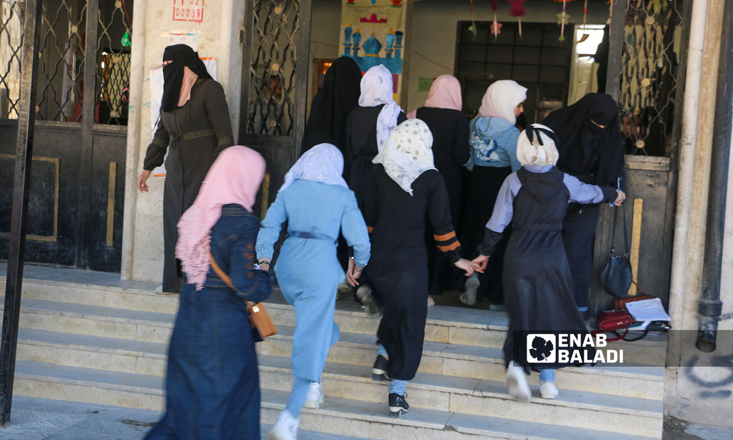 طالبات يتوجهن إلى قاعات الامتحان في مدينة إدلب (عنب بلدي/ أنس الخولي)