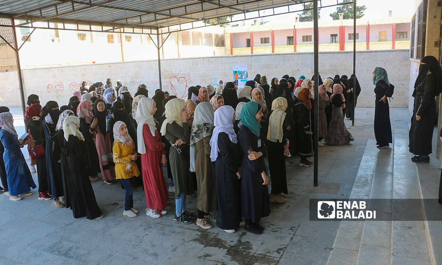 طالبات يصطفون قبل دخولهم للامتحان في مدينة إدلب (عنب بلدي/ أنس الخولي)