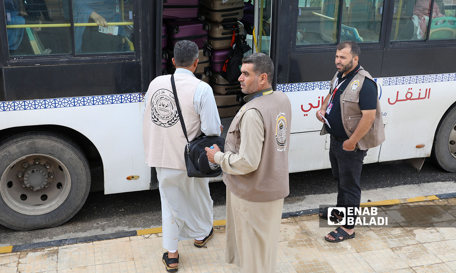 حجاج يتحضرون لركوب حافلة معبر باب الهوى 25 من حزيران 2022 (عنب بلدي- إياد عبد الجواد)