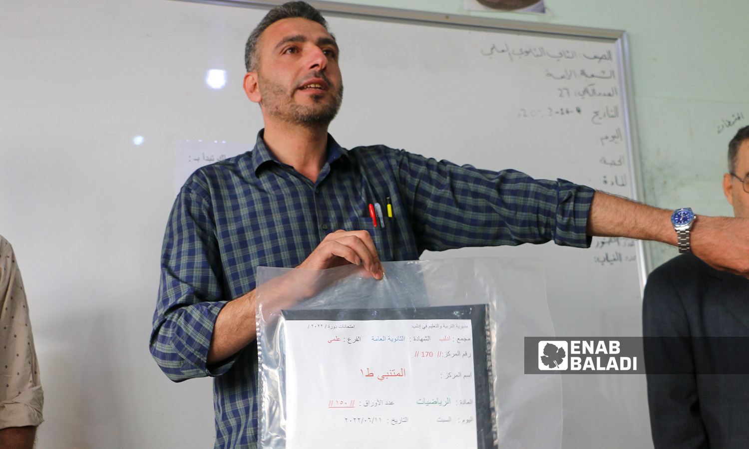 مدرّس يشرح للطلاب عن الامتحان في مدينة إدلب (عنب بلدي/ أنس الخولي)