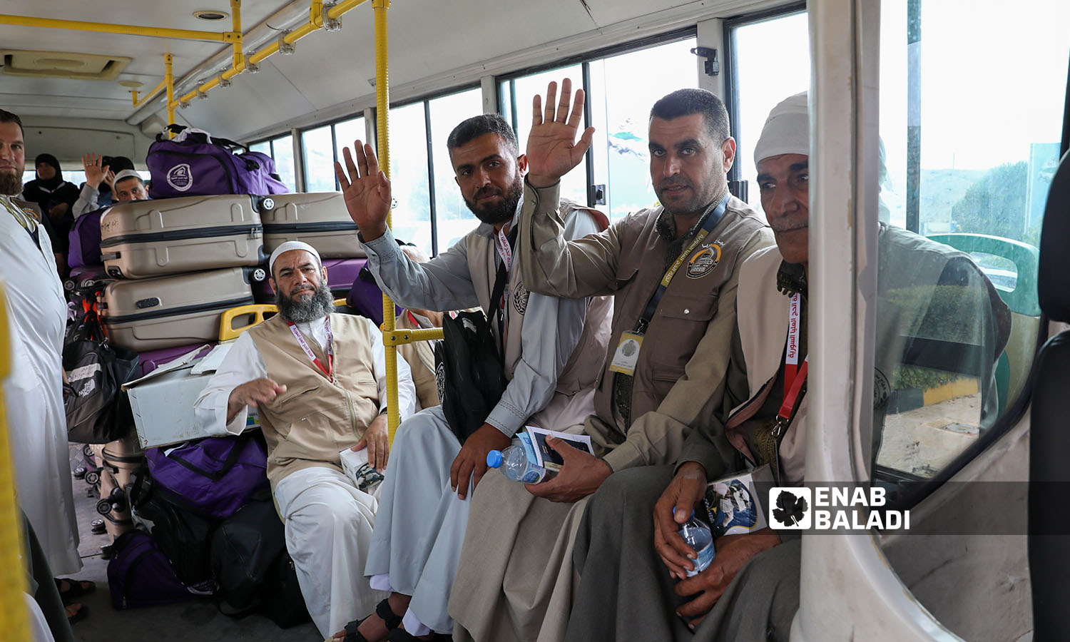 حجاج في حافلة النقل يتجهون إلى تركيا 25 من حزيران 2022 (عنب بلدي- إياد عبد الجواد)