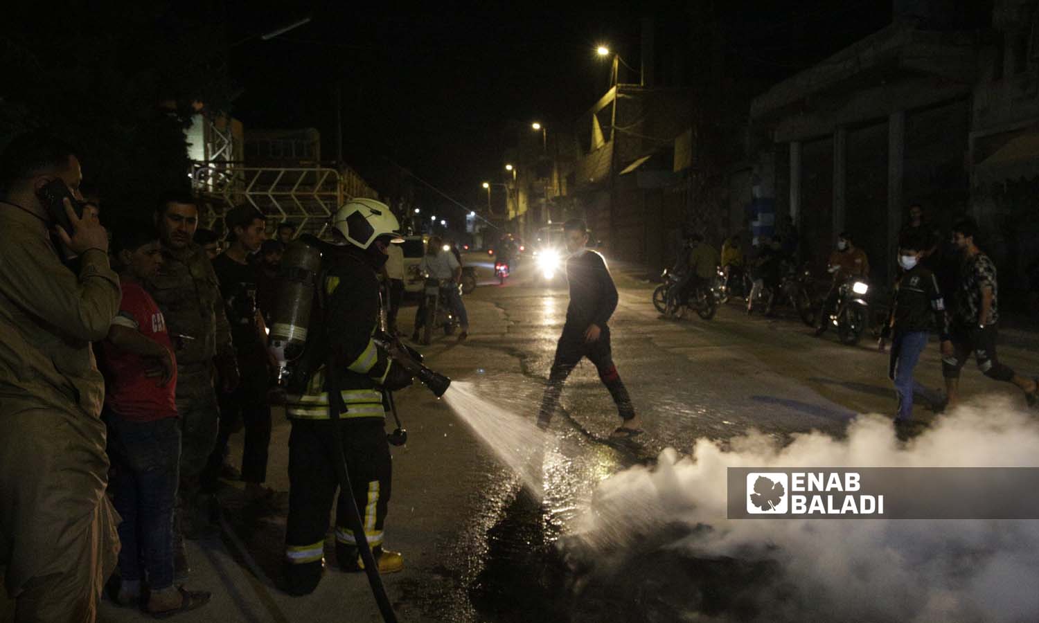 فرق "الدفاع المدني" خلال استجابتها للحريق في مدينة الباب - 3 من حزيران 2022 (عنب بلدي/سراج محمد)