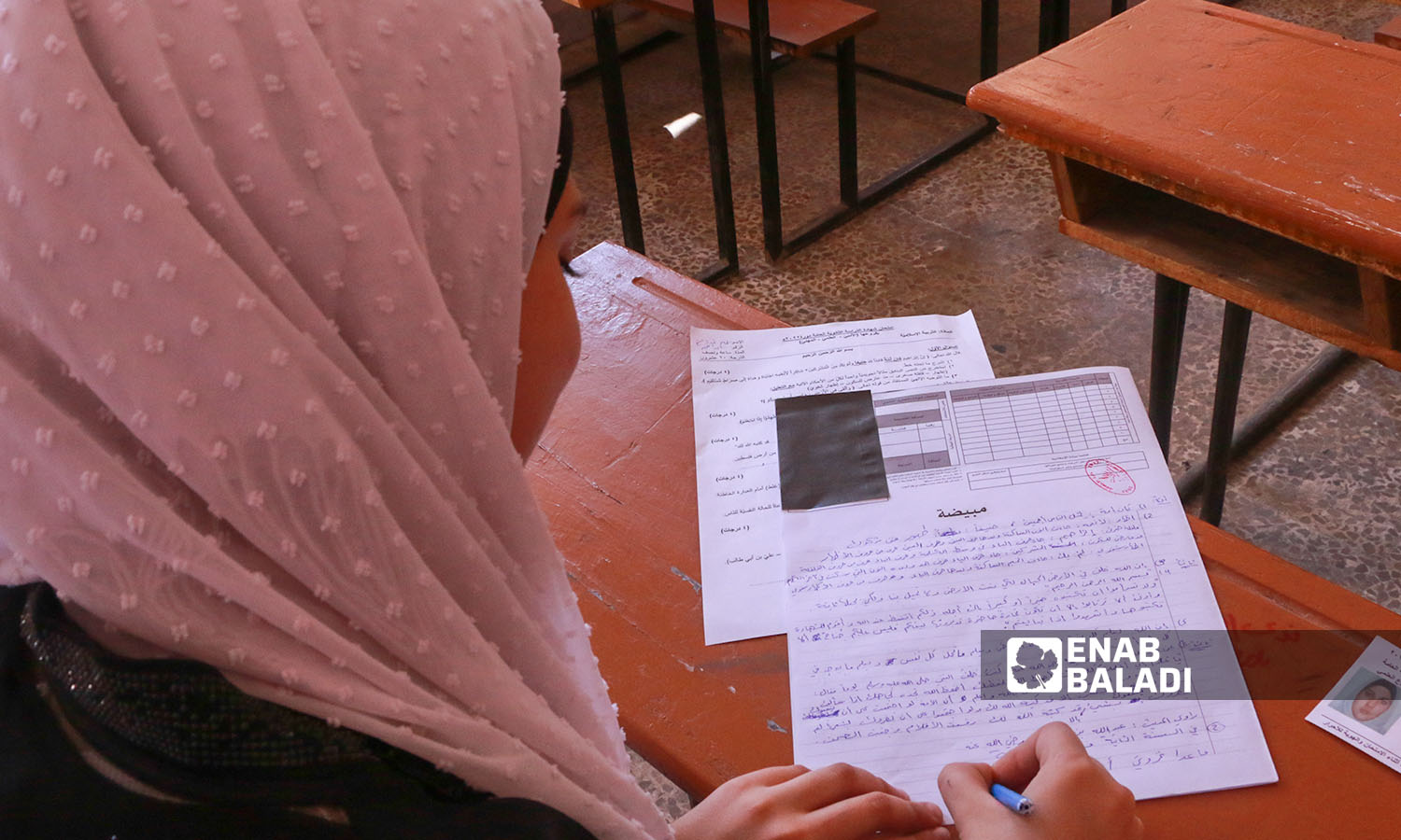 طالبة تقدم امتحان التعليم الأساسي في مدينة إدلب (عنب بلدي/ أنس الخولي)