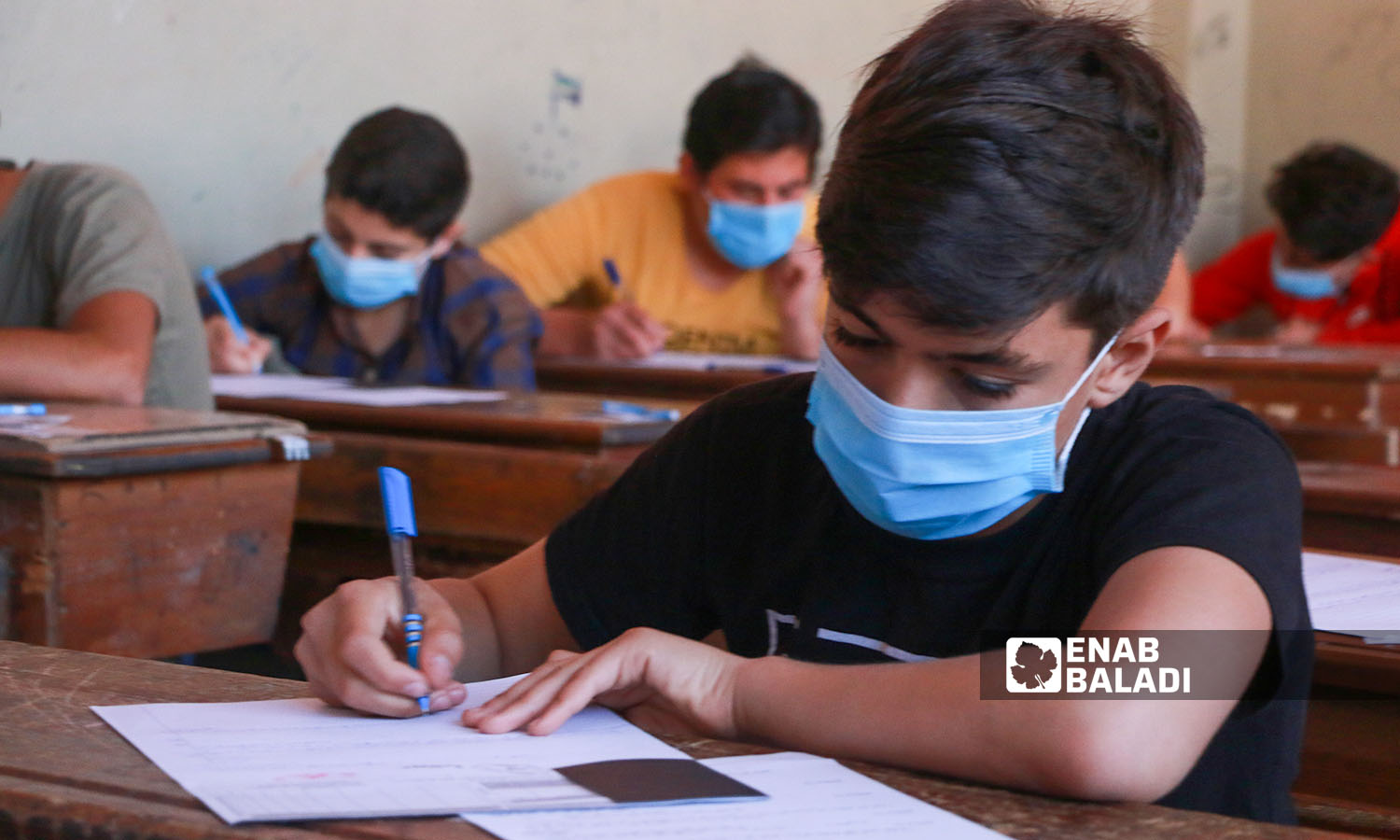طالب يقدم امتحان التعليم الأساسي في مدينة إدلب (عنب بلدي/ أنس الخولي)