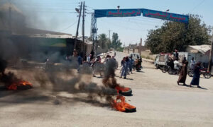 محتجون يحرقون إطارات في مدخل مدينة الشحيل في ريف دير الزور الشرقي 4 من آب 2020 (مركز الشحيل الإعلامي)