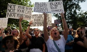 متظاهرو حقوق الإجهاض يحتجون خارج المحكمة العليا الأمريكية التي ألغت قرار الإجهاض التاريخي 