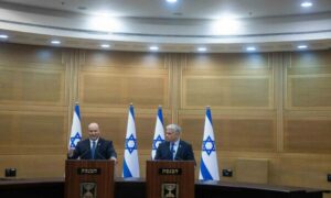 رئيس الحكومة الإسرائيلية السابق نفتالي بينيت ورئيس الحكومة بشكل مؤقت يائير لابيد خلال مؤتمر صحفي مشترك في مقر 
