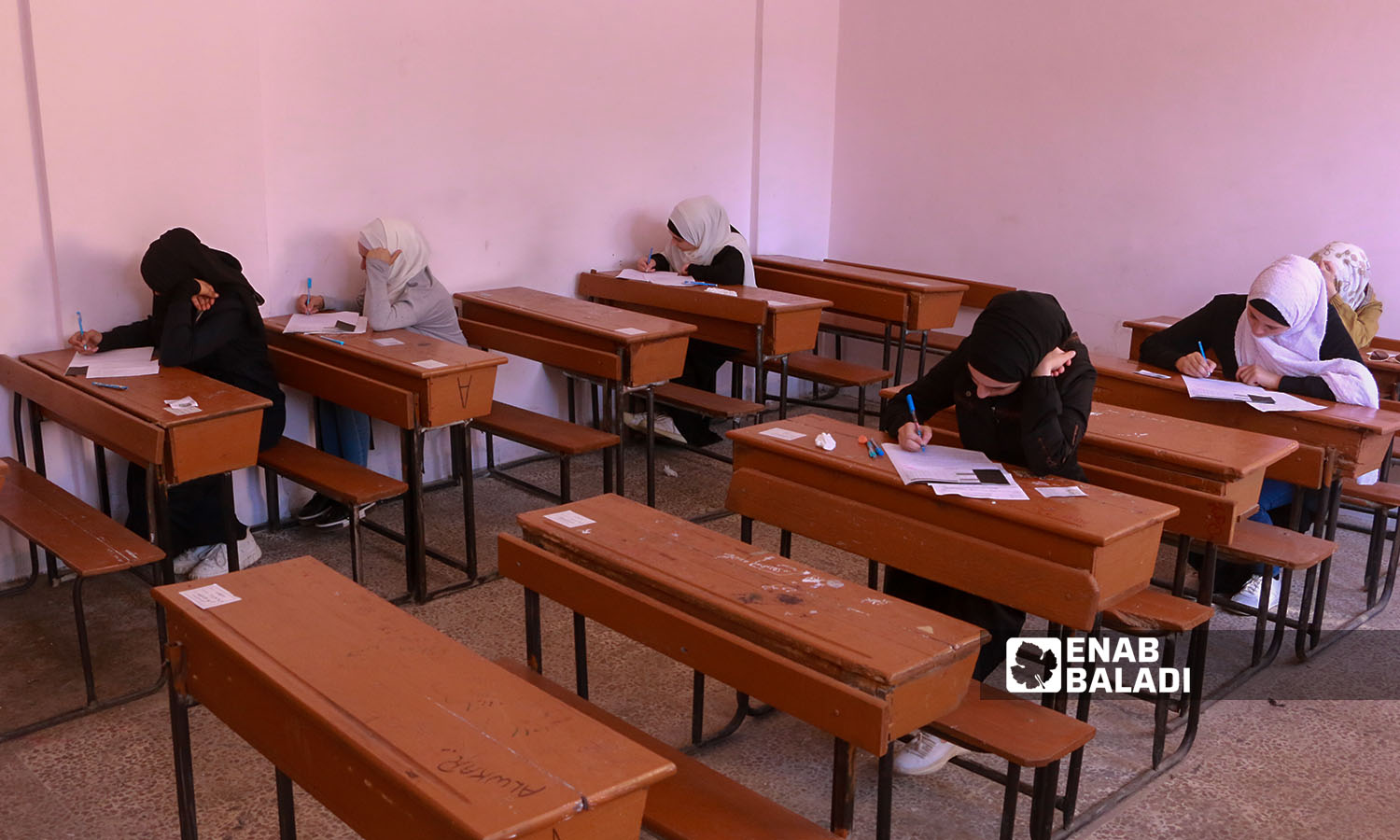طالبات في قاعة الامتحان في مدينة إدلب (عنب بلدي/ أنس الخولي)
