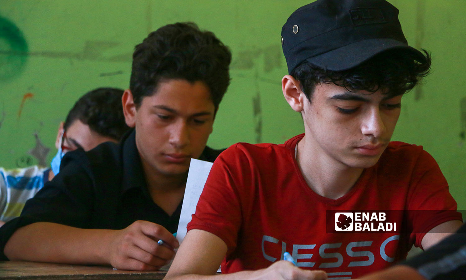 طالاب في قاعة الامتحان في مدينة إدلب (عنب بلدي/ أنس الخولي)