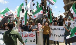 متظاهرون في مدينة عفرين بريف حلب الشمالي رفضًا لدخول 